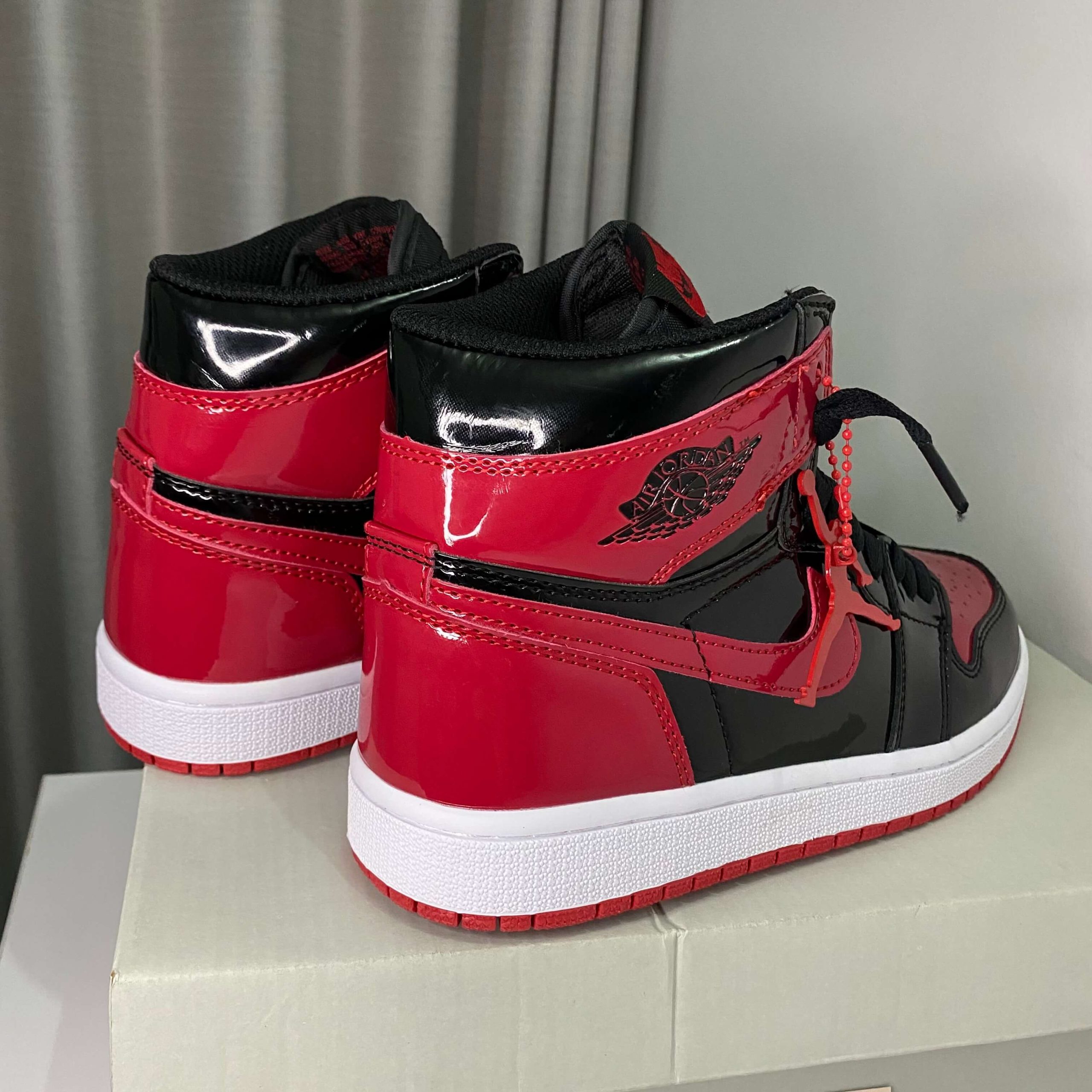 Jordan Retro 1 Charol (2)