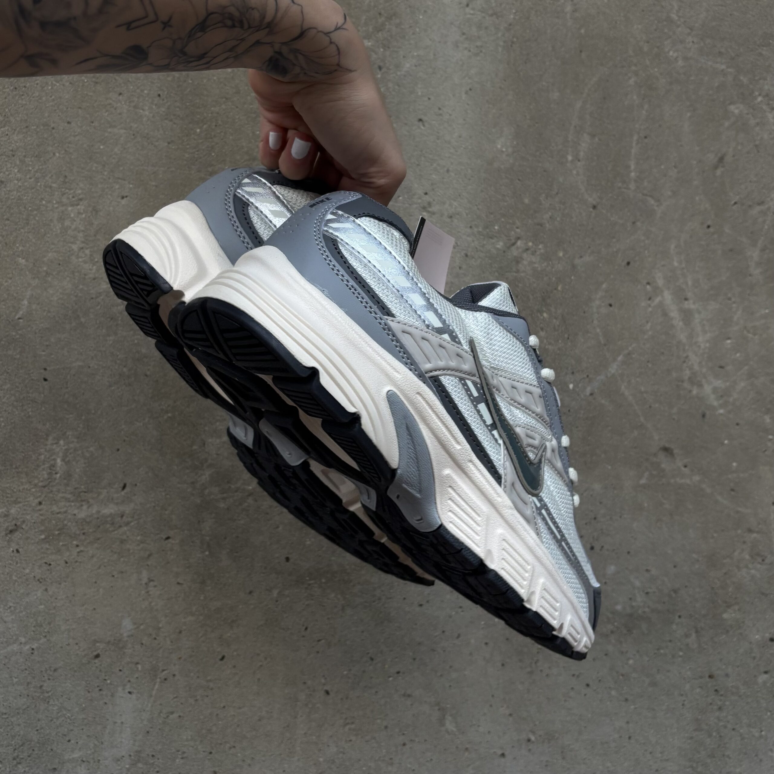 Nike initiator gris (1)